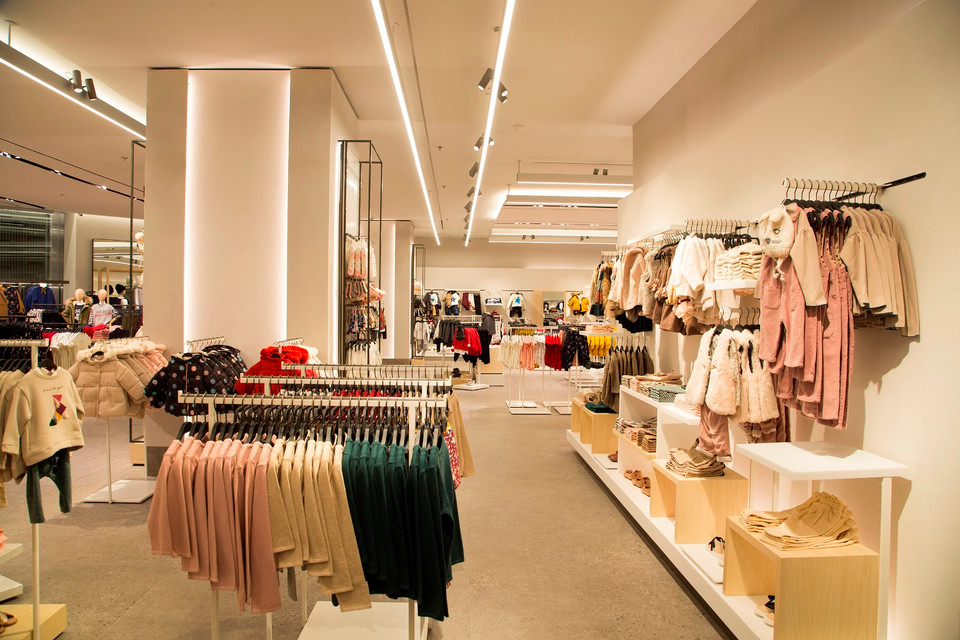 Cửa hàng được bày trí theo ý tưởng toàn cầu mới nhất của thương hiệu Zara và trưng bày những bộ sưu tập thời trang mới nhất dành cho nữ, cơ bản, TRF (phong cách trẻ trung), nam và trẻ em.