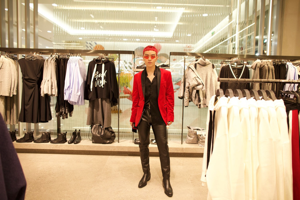 Không gian rộng lớn mang lại cảm giác thoáng đãng, thoải mái cho khách hàng mua sắm nhưng vẫn làm tốt phần nền để làm tăng vẻ đẹp cho những bộ sưu tập thời trang.