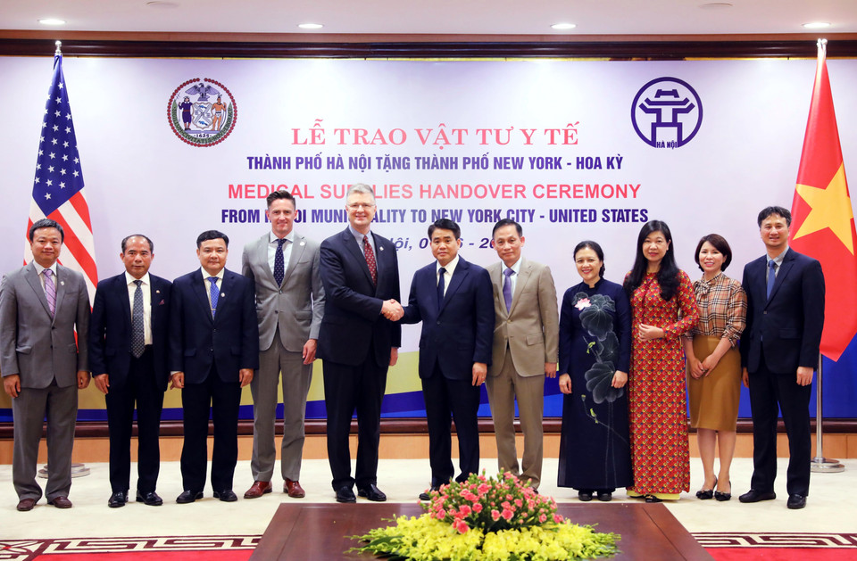 Chủ tịch UBND thành phố Hà Nội Nguyễn Đức Chung, Thứ trưởng Bộ Ngoại giao Lê Hoài Trung, Đại sứ Hoa Kỳ tại Việt Nam Daniel J. Kritenbrink và các đại biểu. (Ảnh: Lâm Khánh/TTXVN)