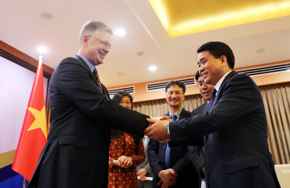Chủ tịch UBND thành phố Hà Nội Nguyễn Đức Chung với Đại sứ Hoa Kỳ tại Việt Nam Daniel J. Kritenbrink. (Ảnh: Lâm Khánh/TTXVN)
