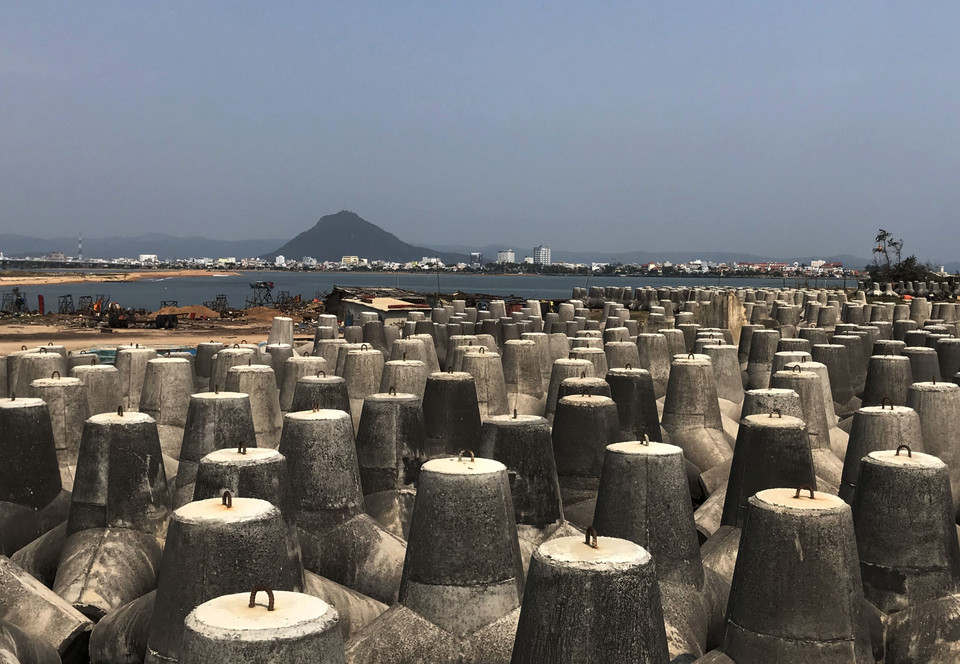 Hàng ngàn trụ bêtông được đúc sẵn để thi công kè biển Đà Diễn. (Ảnh: Phạm Cường/TTXVN)