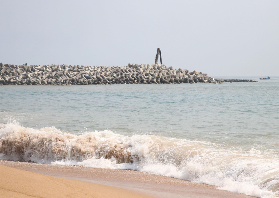 Thi công kè biển Đà Diễn. (Ảnh: Phạm Cường/TTXVN)