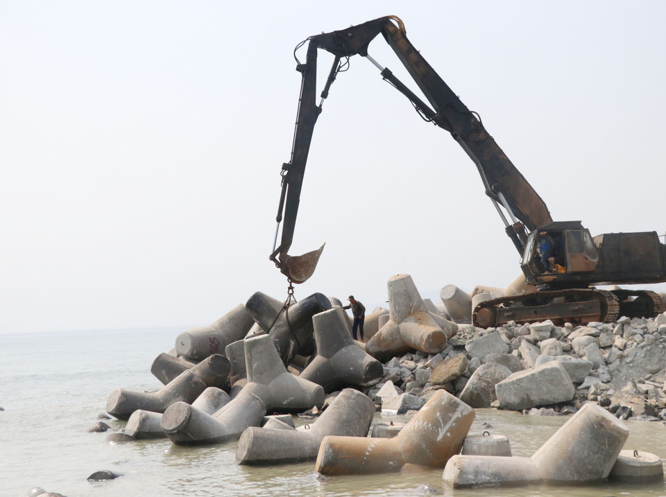 Các trụ chắn sóng được thả xuống biển. (Ảnh: Phạm Cường/TTXVN)