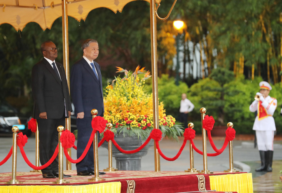 Tổng Bí thư, Chủ tịch nước Tô Lâm và Tổng thống Guinea-Bissau Umaro Sissoco Embaló trên bục danh dự, nghe quân nhạc cử Quốc thiều hai nước. (Ảnh: Lâm Khánh/TTXVN)