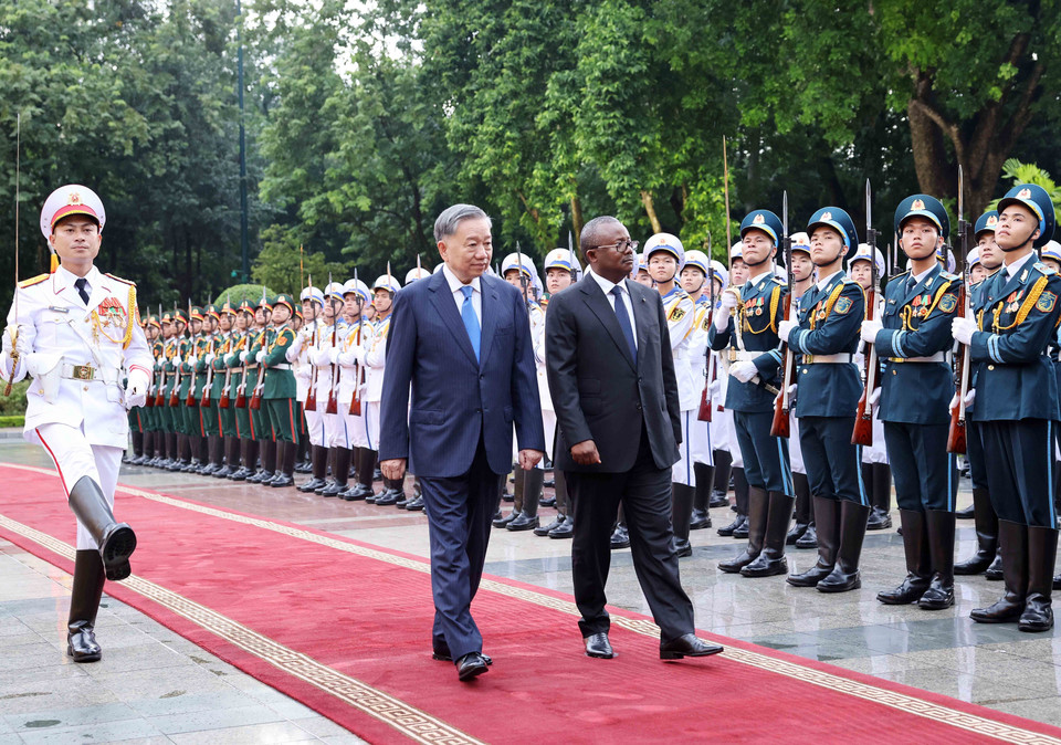 Tổng Bí thư, Chủ tịch nước Tô Lâm và Tổng thống Guinea-Bissau Umaro Sissoco Embaló duyệt Đội danh dự Quân đội nhân dân Việt Nam. (Ảnh: Lâm Khánh/TTXVN)