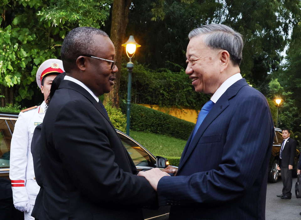 Tổng Bí thư, Chủ tịch nước Tô Lâm đón Tổng thống Guinea-Bissau Umaro Sissoco Embaló. (Ảnh: Lâm Khánh/TTXVN)