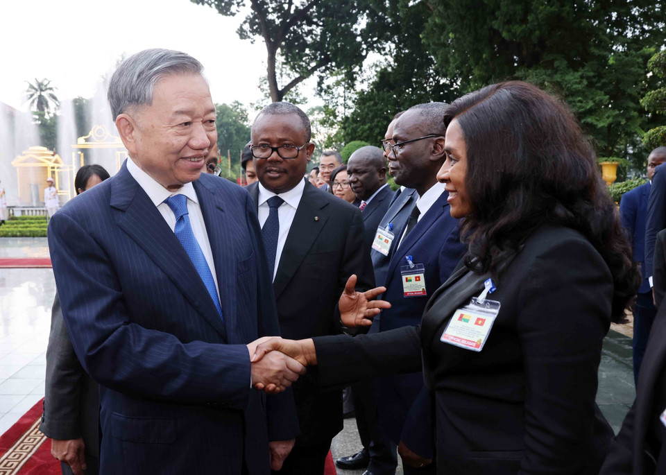 Tổng Bí thư, Chủ tịch nước Tô Lâm bắt tay các đại biểu đoàn Guinea-Bissau. (Ảnh: Lâm Khánh/TTXVN)