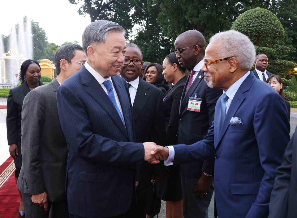 Tổng Bí thư, Chủ tịch nước Tô Lâm bắt tay các đại biểu đoàn Guinea-Bissau. (Ảnh: Lâm Khánh/TTXVN)