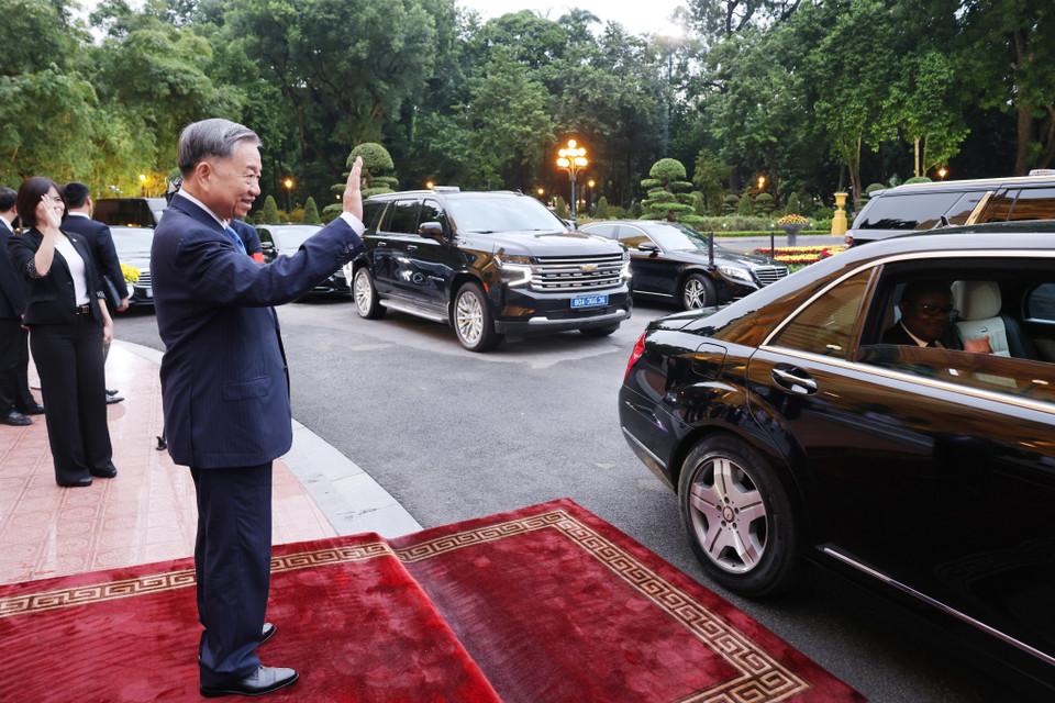 Tổng Bí thư, Chủ tịch nước Tô Lâm tiễn Tổng thống Cộng hòa Guinea-Bissau Umaro Sissoco Embaló. (Ảnh: Lâm Khánh/TTXVN)