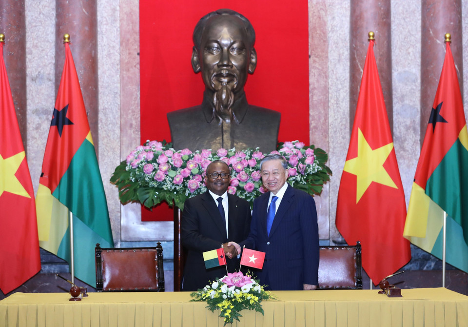 Tổng Bí thư, Chủ tịch nước Tô Lâm với Tổng thống Cộng hòa Guinea-Bissau Umaro Sissoco Embaló tại lễ ký các văn kiện hợp tác giữa hai nước. (Ảnh: Lâm Khánh/TTXVN)