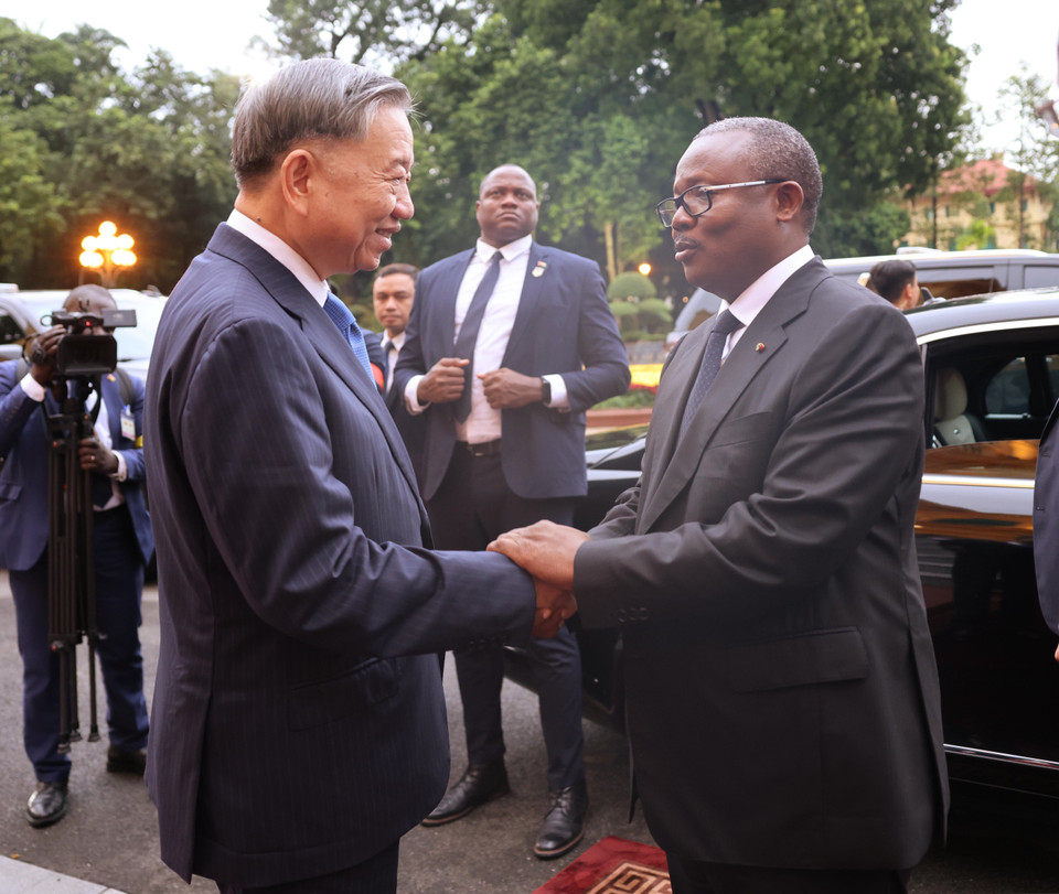 Tổng Bí thư, Chủ tịch nước Tô Lâm tiễn Tổng thống Cộng hòa Guinea-Bissau Umaro Sissoco Embaló. (Ảnh: Lâm Khánh/TTXVN)