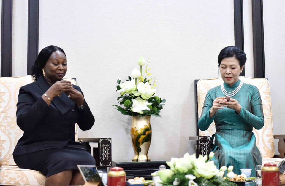 Bà Ngô Phương Ly, Phu nhân Tổng Bí thư, Chủ tịch nước Tô Lâm mời Bà Dinisia dos Reis Embaló, Phu nhân Tổng thống Guinea-Bissau Umaro Sissoco Embaló dự tiệc trà. (Ảnh: Minh Đức/TTXVN)