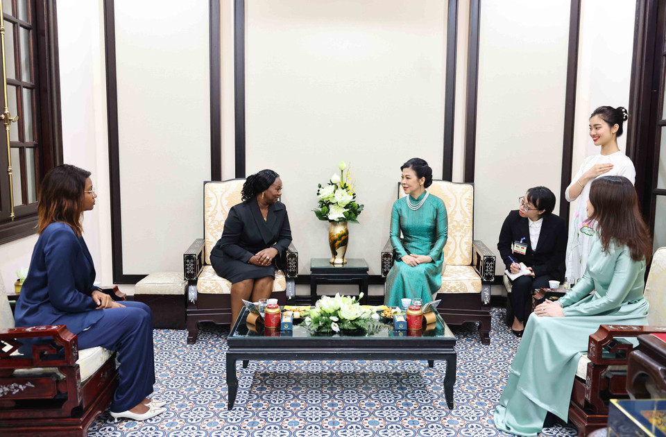 Bà Ngô Phương Ly, Phu nhân Tổng Bí thư, Chủ tịch nước Tô Lâm nói chuyện thân mật với bà Dinisia dos Reis Embaló, Phu nhân Tổng thống Guinea-Bissau Umaro Sissoco Embaló. (Ảnh: Minh Đức/TTXVN)