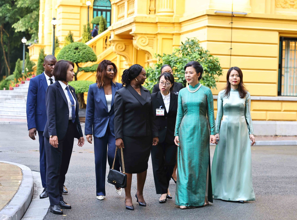 Bà Ngô Phương Ly, Phu nhân Tổng Bí thư, Chủ tịch nước Tô Lâm cùng bà Dinisia dos Reis Embaló, Phu nhân Tổng thống Guinea-Bissau Umaro Sissoco Embaló tại Phủ Chủ tịch. (Ảnh: Minh Đức/TTXVN)