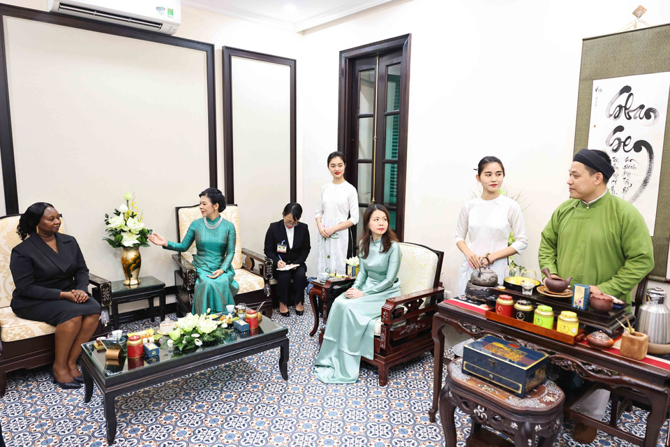 Bà Ngô Phương Ly, Phu nhân Tổng Bí thư, Chủ tịch nước Tô Lâm mời Bà Dinisia dos Reis Embaló, Phu nhân Tổng thống Guinea-Bissau Umaro Sissoco Embaló dự tiệc trà. (Ảnh: Minh Đức/TTXVN)