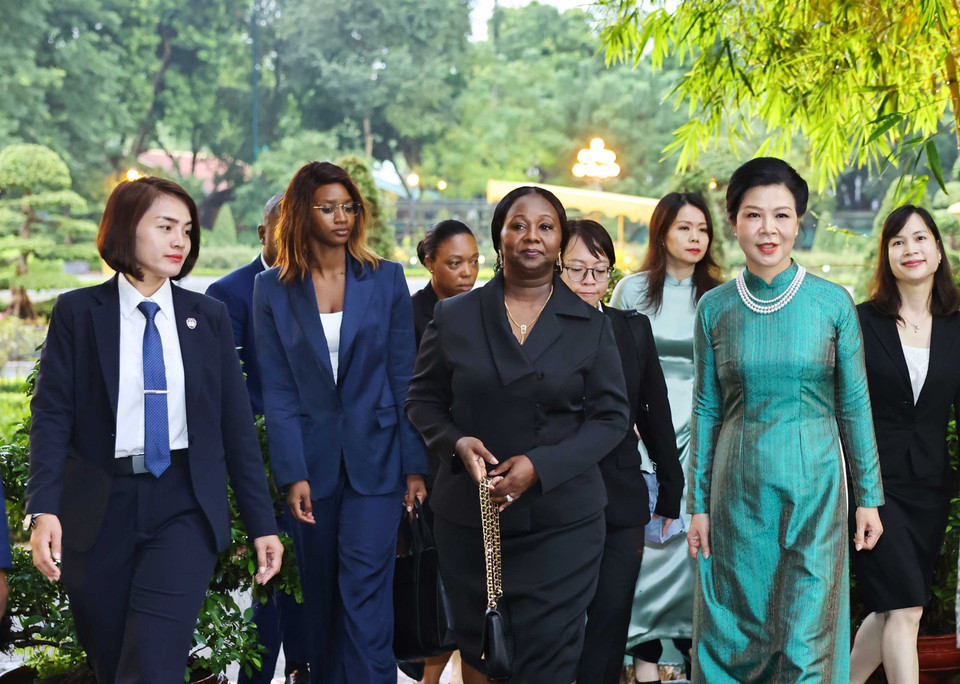 Bà Ngô Phương Ly, Phu nhân Tổng Bí thư, Chủ tịch nước Tô Lâm cùng bà Dinisia dos Reis Embaló, Phu nhân Tổng thống Guinea-Bissau Umaro Sissoco Embaló tại Phủ Chủ tịch. (Ảnh: Minh Đức/TTXVN)