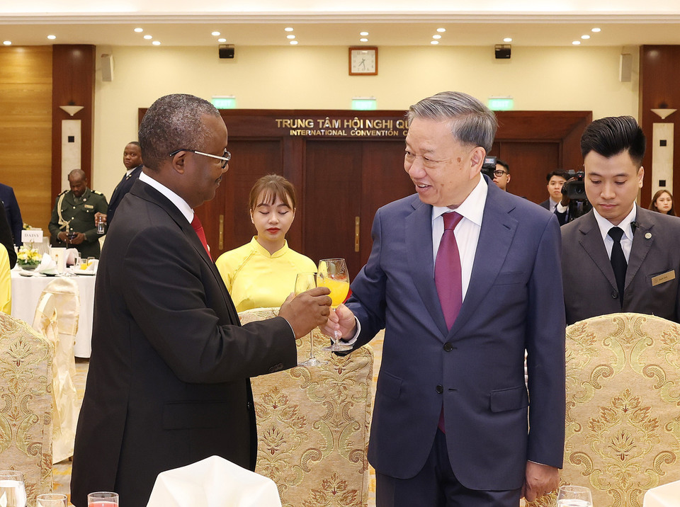 Tổng Bí thư, Chủ tịch nước Tô Lâm với Tổng thống Cộng hòa Guinea-Bissau Umaro Sissoco Embaló. (Ảnh: TTXVN)