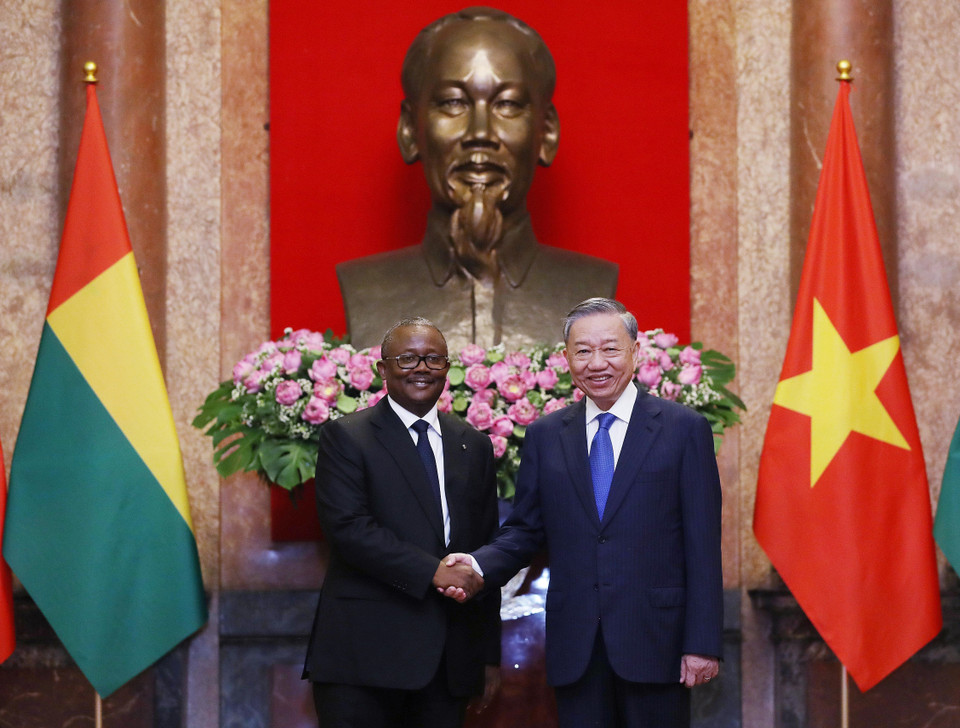 Tổng Bí thư, Chủ tịch nước Tô Lâm và Tổng thống Guinea-Bissau Umaro Sissoco Embaló chụp ảnh chung. (Ảnh: Lâm Khánh/TTXVN)