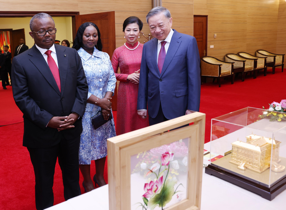 Tổng Bí thư, Chủ tịch nước Tô Lâm và Phu nhân với Tổng thống Cộng hòa Guinea-Bissau Umaro Sissoco Embaló và Phu nhân xem tặng phẩm. (Ảnh: TTXVN)