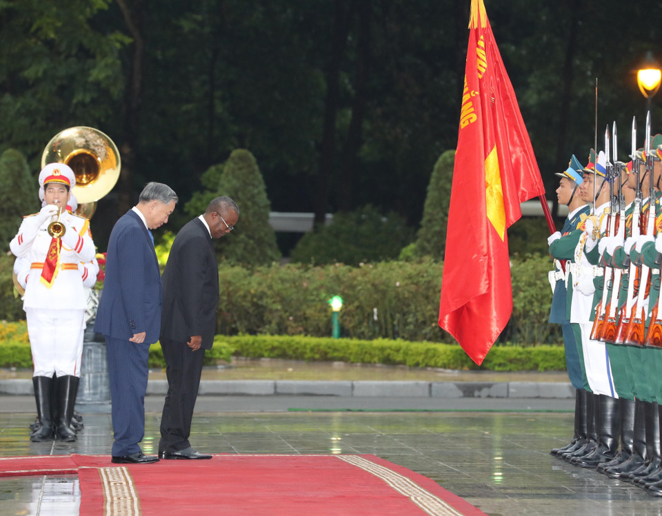 Tổng Bí thư, Chủ tịch nước Tô Lâm và Tổng thống Guinea-Bissau Umaro Sissoco Embaló chào Quân kỳ Quân đội nhân dân Việt Nam. (Ảnh: Lâm Khánh/TTXVN)