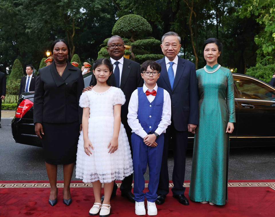 Tổng Bí thư, Chủ tịch nước Tô Lâm và Phu nhân đón Tổng thống Guinea-Bissau Umaro Sissoco Embaló và Phu nhân. (Ảnh: Lâm Khánh/TTXVN)