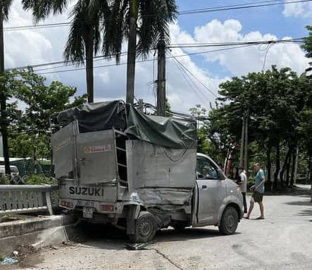 Các nạn nhân tử vong do bị ép sát vào thành cầu. (Nguồn: Fanpage Săn Tin)