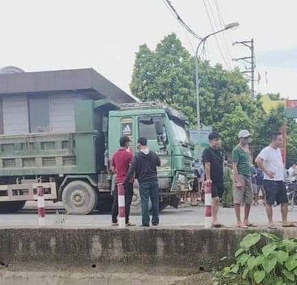 Hiện trường vụ tai nạn. (Nguồn: Fanpage Săn Tin)