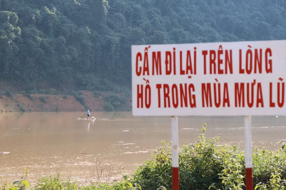 Người dân phớt lờ biển cấm, cố tình hoạt động đánh bắt cá trên lòng hồ thủy điện Nậm Núa. (Ảnh: Xuân Tiến/TTXVN)