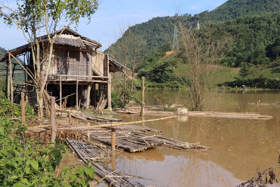 Một điểm tập kết gần 10 chiếc bè mảng kết bằng vật liệu tre, vầu, nứa của người dân địa phương trong lòng hồ thủy điện. (Ảnh: Xuân Tiến/TTXVN)
