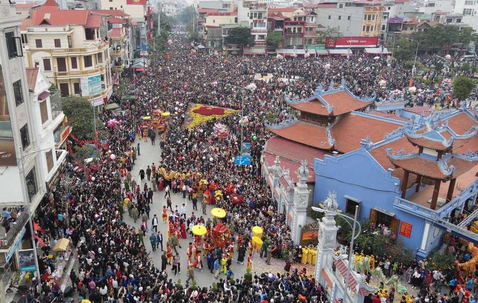 Lễ rước kiệu ông Tuần Tranh từ đền Tả Phủ về đền Kỳ Cùng. (Ảnh: Anh Tuấn/TTXVN)