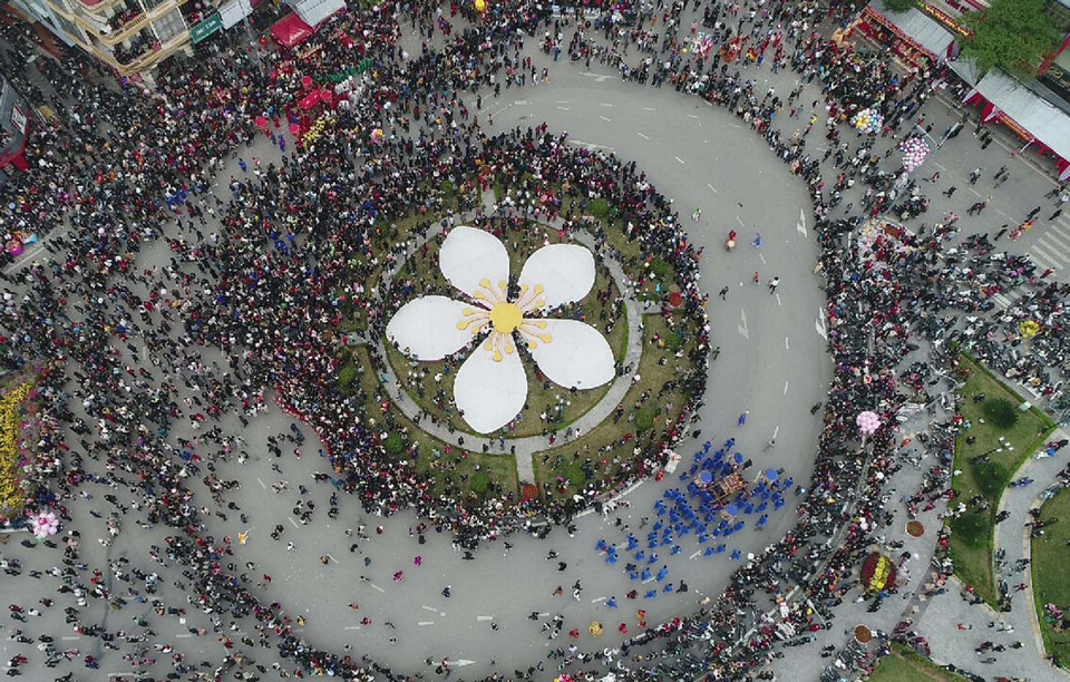 Hàng vạn người đổ về thành phố Lạng Sơn để xem đám rước trong khuôn khổ Lễ hội đền Tả Phủ-Kỳ Lừa, cầu mong được phát tài phát lộc và bình an trong năm mới. (Ảnh: Anh Tuấn/TTXVN)