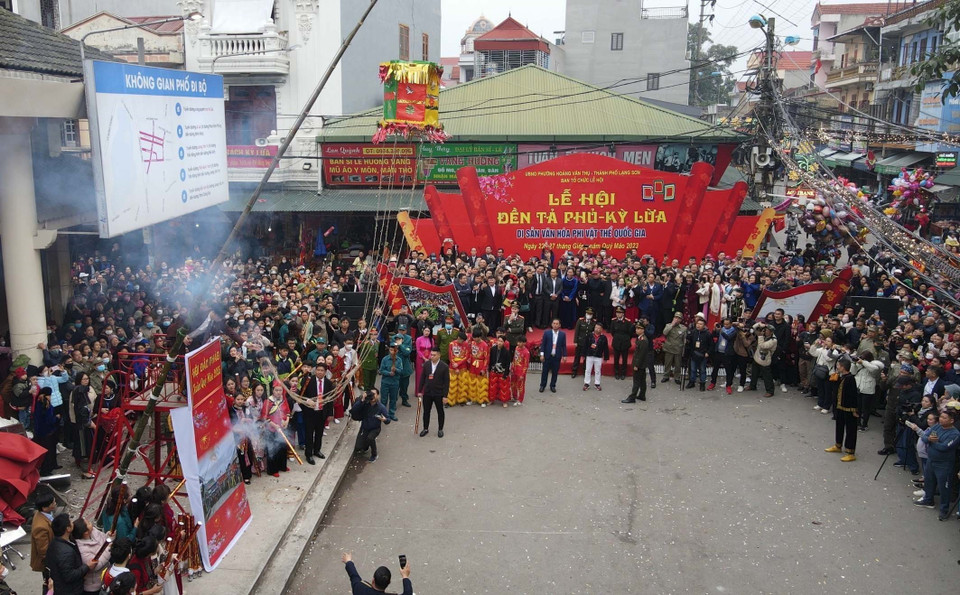 Hội đầu pháo mở đầu cho Lễ hội đền Tả Phủ-Kỳ Lừa. (Ảnh: Anh Tuấn/TTXVN)