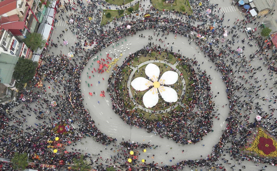 Lễ rước kiệu ông Tuần Tranh từ đền Tả Phủ về đền Kỳ Cùng sau khi tạ nghĩa với ông Thân Công Tài thu hút hàng vạn người dân và du khách. (Ảnh: Anh Tuấn/TTXVN)