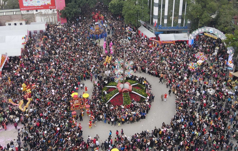 Đây là đám rước lớn nhất trong gần 300 lễ hội của tỉnh Lạng Sơn từ đền Tả Phủ-Kỳ Lừa về đền Kỳ Cùng. (Ảnh: Anh Tuấn/TTXVN)