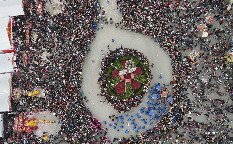 Lễ rước kiệu thu hút hàng vạn người dân và du khách. (Ảnh: Anh Tuấn/TTXVN)