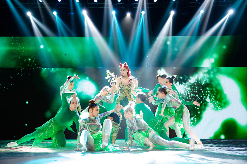 Màn trình diễn của Kiều Loan khiến các giám khảo quyết tâm ‘giành giật’ bằng được với lý do giọng hát của Kiều Loan ‘rất truyền cảm và sexy giống như con người em vậy.’ (Ảnh: CTV/Vietnam+)