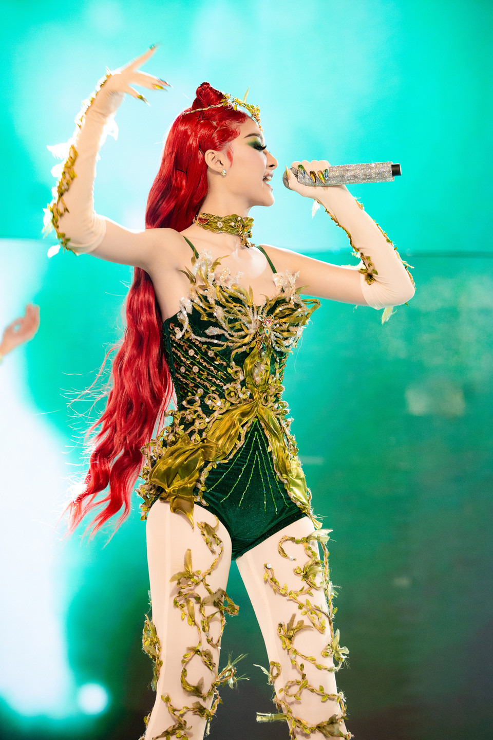 Với sự hòa trộn giữa âm nhạc và ánh sáng, đội The Crown đã mang đến thông điệp vô cùng ý nghĩa khiến người xem ‘nổi da gà’ khi gợi nhắc về những đau thương sau thiên tai, lũ lụt. (Ảnh: CTV/Vietnam+)