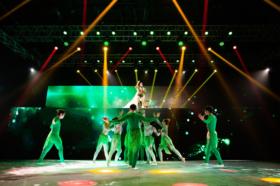 Á hậu Kiều Loan là 1 trong 12 thí sinh tham gia đấu trường âm nhạc The Heroes - Thần tượng đối thần tượng năm nay. Trước đó, nàng hậu sinh năm 2000 đã được khán giả cũng như giới truyền thông đánh giá cao nhờ sở hữu lợi thế về ngoại hình lẫn giọng hát. (Ảnh: CTV/Vietnam+)