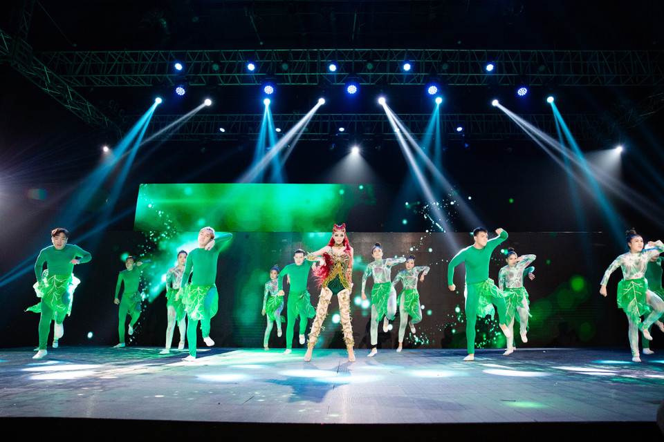 Kiều Loan nổi bật với bộ tóc đỏ cùng trang phục tôn dáng. Trong phần thi chỉ vỏn vẹn gần 4 phút nhưng Kiều Loan gần như phô diễn trọn điểm mạnh của mình với ban giám khảo cũng như khán giả chương trình. (Ảnh: CTV/Vietnam+)