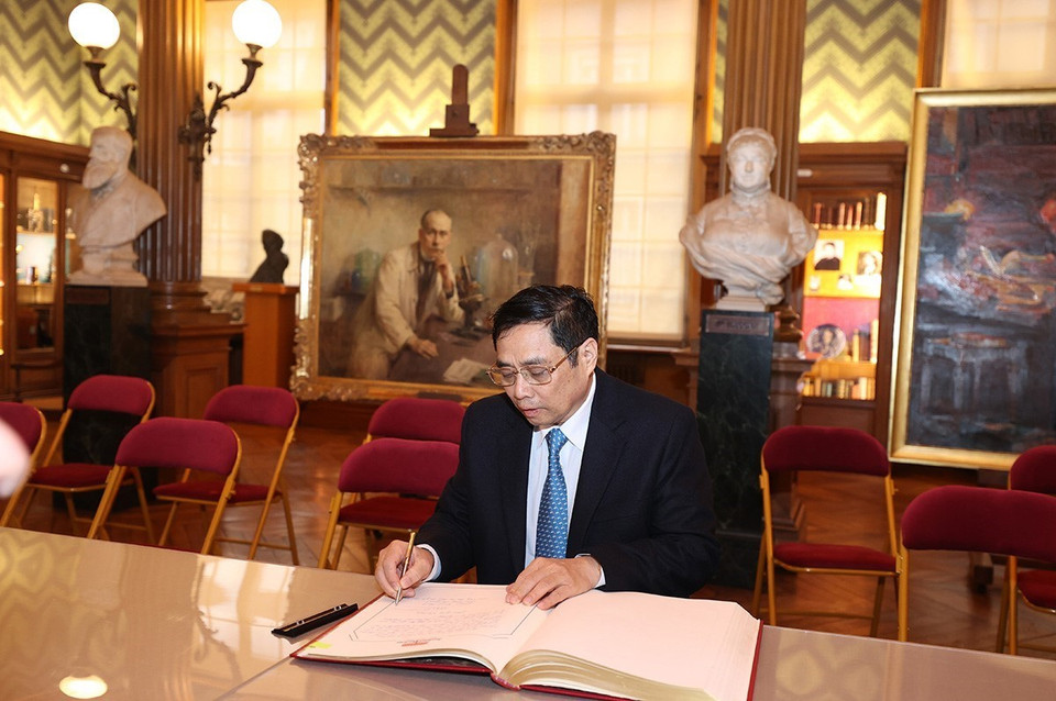 Thủ tướng Phạm Minh Chính viết lưu bút khi đến thăm Viện Pasteur Paris. (Ảnh: Dương Giang/TTXVN)