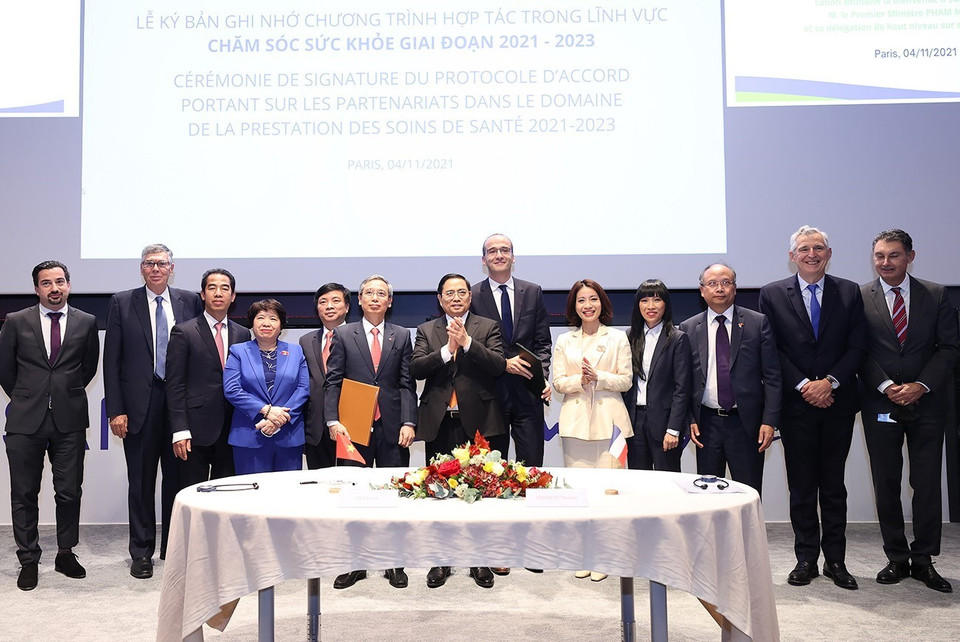 Thủ tướng Phạm Minh Chính chứng kiến lễ ký bản ghi nhớ chương trình hợp tác trong lĩnh vực chăm sóc sức khỏe giai đoạn 2021-2023 giữa Tổng công ty Dược Việt Nam và Sanofi. (Ảnh: Dương Giang/TTXVN)