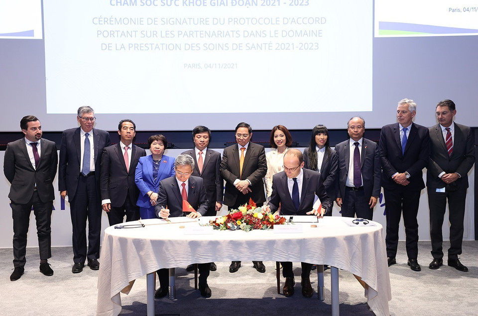 Thủ tướng Phạm Minh Chính chứng kiến lễ ký bản ghi nhớ chương trình hợp tác trong lĩnh vực chăm sóc sức khỏe giai đoạn 2021-2023 giữa Tổng công ty Dược Việt Nam và Sanofi.(Ảnh: Dương Giang/TTXVN)