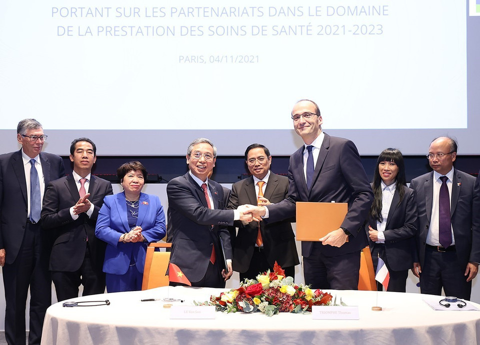 Thủ tướng Phạm Minh Chính chứng kiến lễ ký bản ghi nhớ chương trình hợp tác trong lĩnh vực chăm sóc sức khỏe giai đoạn 2021-2023 giữa Tổng công ty Dược Việt Nam và Sanofi.(Ảnh: Dương Giang/TTXVN)