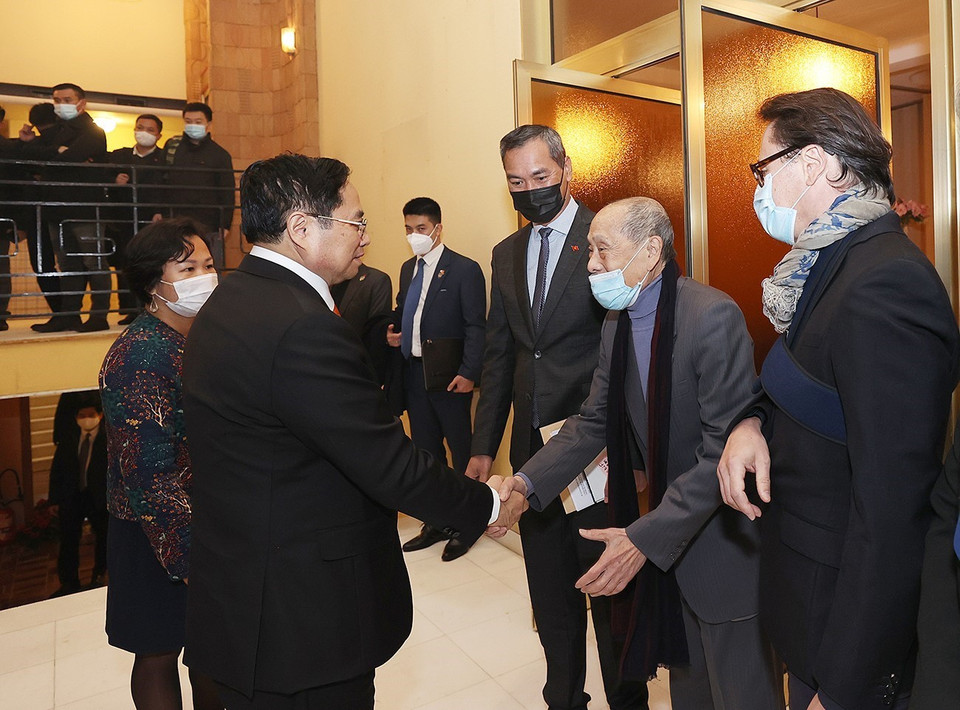 Thủ tướng Phạm Minh Chính gặp gỡ kiều bào khu vực châu Âu. (Ảnh: Dương Giang/TTXVN)