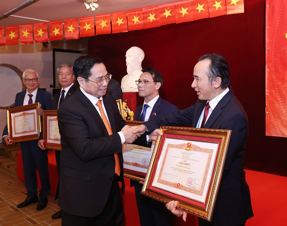 Thủ tướng Phạm Minh Chính tặng Bằng khen cho các kiều bào có thành tích trong công tác phòng, chống dịch. (Ảnh: Dương Giang/TTXVN)