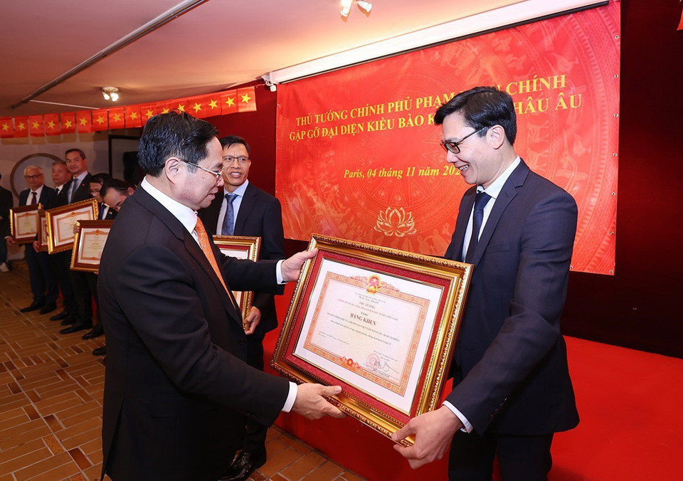 Thủ tướng Phạm Minh Chính tặng Bằng khen cho các kiều bào có thành tích trong công tác phòng, chống dịch. (Ảnh: Dương Giang/TTXVN)