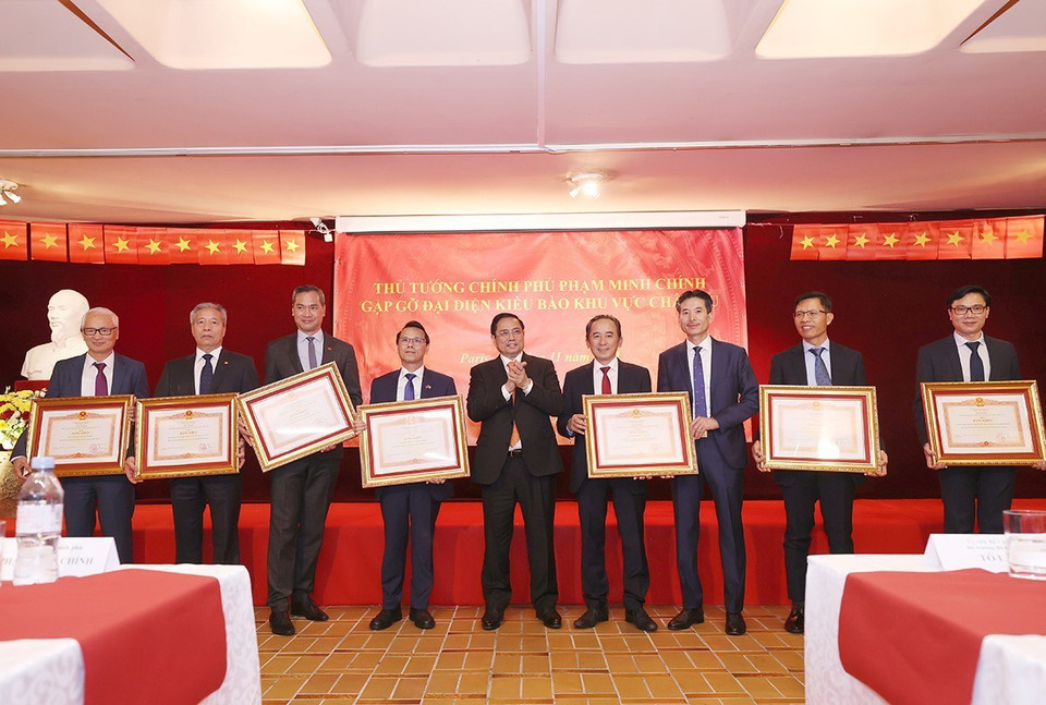 Thủ tướng Phạm Minh Chính tặng Bằng khen cho các kiều bào có thành tích trong công tác phòng, chống dịch. (Ảnh: Dương Giang/TTXVN)