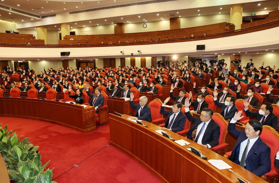 Các lãnh đạo Đảng, Nhà nước và các đại biểu biểu quyết thông qua chương trình Hội nghị. (Ảnh: Trí Dũng/TTXVN)