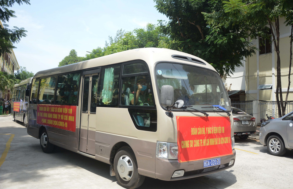 Xe chở đoàn y, bác sỹ xuất hành. (Ảnh: Văn Dũng/TTXVN)