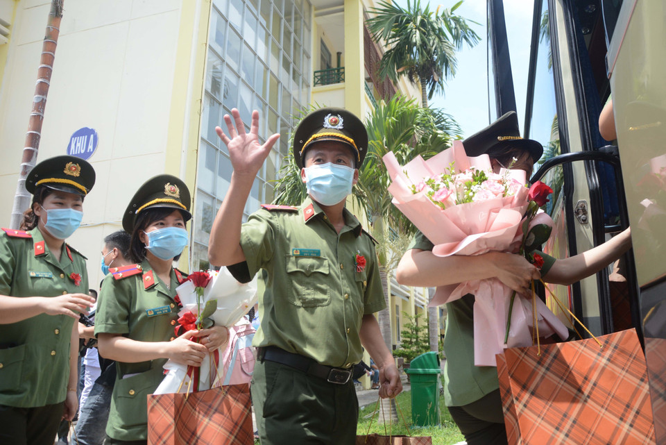 Các y, bác sỹ của đoàn công tác lên đường hỗ trợ Thành phố Hồ Chí Minh phòng, chống dịch. (Ảnh: Văn Dũng/TTXVN)